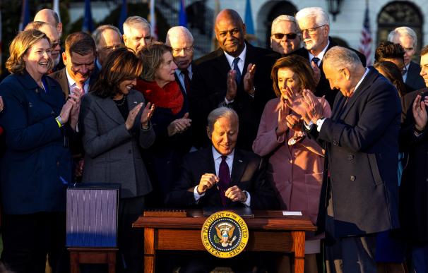 Washington (Usa), 15/11/2021.- US President Joe Biden, surrounded by lawmakers, signs the bipartisan Infrastructure Investment and Jobs Act on the South Lawn of the White House in Washington, DC, USA, 15 November 2021. Governors and mayors from both parties, as well as union and business leaders, were also in attendance. (Estados Unidos) EFE/EPA/JIM LO SCALZO