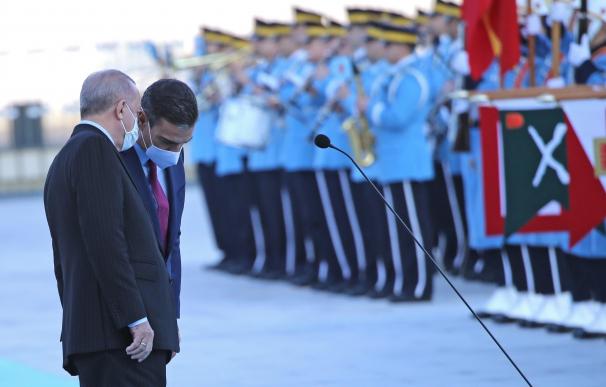 El presidente turco Recep Tayyip Erdogan (izq.) Y el primer ministro español Pedro Sánchez (der.) Revisan a la guardia de honor durante una ceremonia de bienvenida en el Palacio Presidencial de Ankara, Turquía.