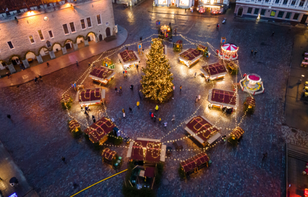 Tallin, la capital de Estonia, decorada durante la Navidad.