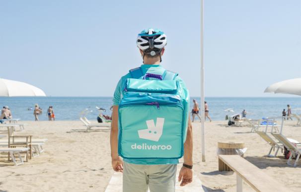 Repartidor de Deliveroo en la playa DELIVEROO (Foto de ARCHIVO) 20/7/2020