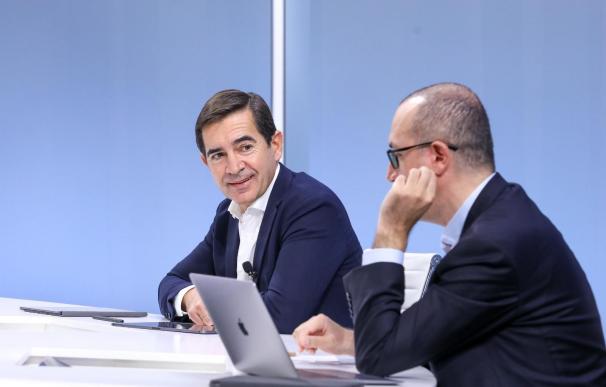 El presidente de BBVA, Carlos Torres (Izq) y el CEO, Onur Genç