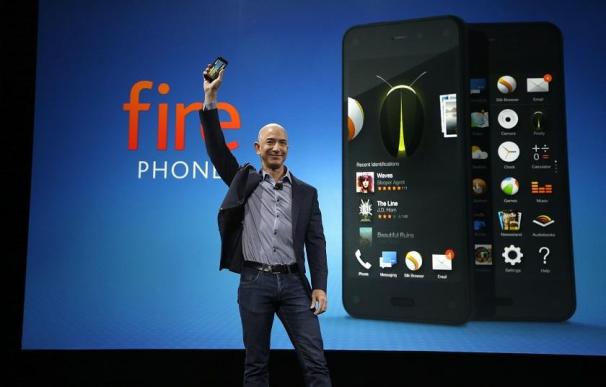 Jeff Bezos presentando en su momento el Fire Phone.