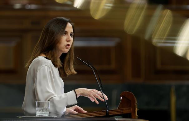 La ministra de Derechos Sociales, Ione Belarra, interviene durante el pleno del Congreso de los Diputados en Madrid este miércoles.