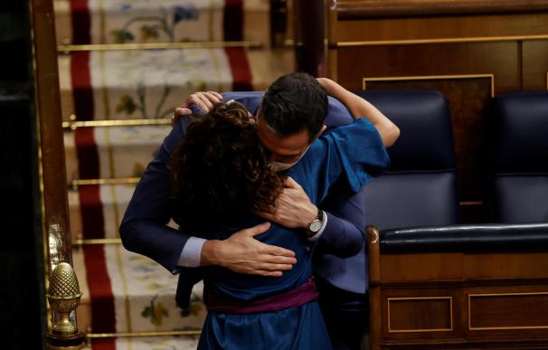 Pedro Sánchez y María Jesús Montero abrazados