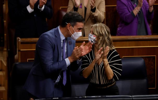 El presidente del Gobierno, Pedro Sánchez, aplaude junto a la ministra de Trabajo, Yolanda Díaz, durante el pleno celebrado este jueves en el Congreso.