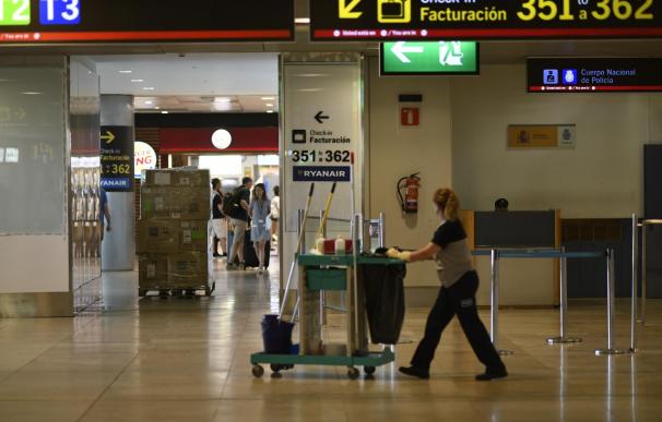 Personal de limpieza en el Aeropuerto de Madrid-Barajas Adolfo Suárez durante la huelga de Ryanair del miércoles día 25 de julio
Huelga de Ryanair en el Aeropuerto de Madrid-Barajas Adolfo Suárez
Óscar del Pozo / Europa Press
  (Foto de ARCHIVO)
25/7/2018