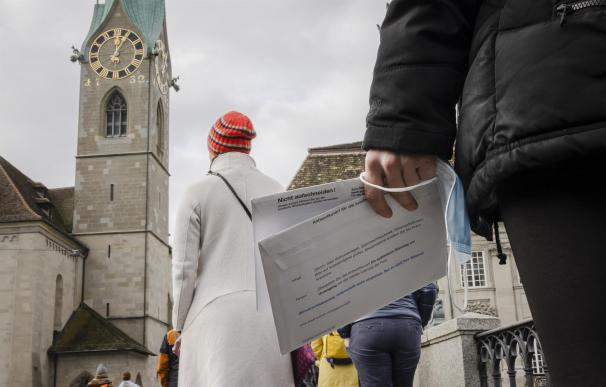 Un ciudadano suizo porta el voto sobre el uso obligatorio del pasaporte COVID.