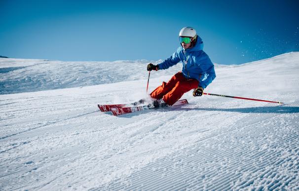 Un esquiador en una pista de nieve.