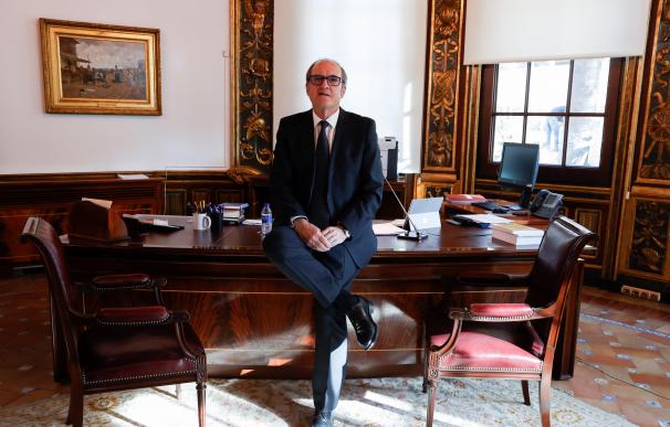 El nuevo defensor del Pueblo, Ángel Gabilondo, posa en su despacho durante una entrevista mantenida con la Agencia Efe en Madrid. Gabilondo.