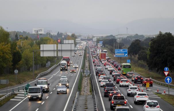 Tráfico en la carretera A-1, a 29 de octubre de 2021, en Madrid (España). A partir de las 15:00 horas, arranca el operativo especial de la DGT por el puente de Todos los Santos en el que se prevén 5,53 millones de desplazamientos. El dispositivo durará hasta la medianoche del próximo lunes 1 de noviembre con motivo de la festividad de ámbito nacional este último día del puente. Tráfico ha alertado a los conductores que extremen la precaución ante la previsión de dos factores que pueden incrementar el riesgo de sufrir un accidente: la previsión de lluvias y el cambio de hora durante la madrugada del domingo. 29 OCTUBRE 2021;TRAFICO;DESPLAZAMIENTOS;VEHICULOS;VIAJES;CARRETERAS;COCHES;VACACIONES;PUENTE;PUENTE DE TODOS LOS SANTOS Alberto Ortega / Europa Press 29/10/2021