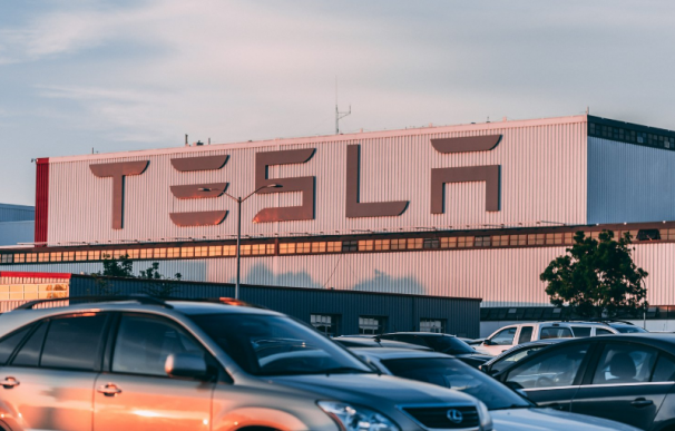 Fabrica y coches de Tesla.