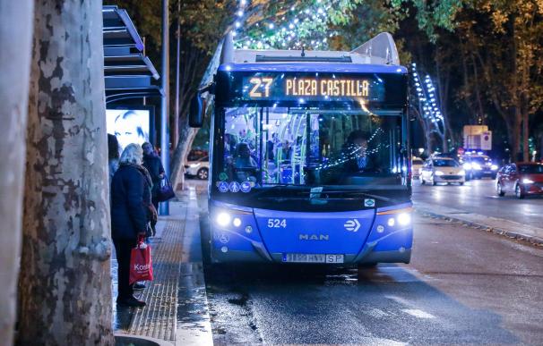 Un autobús de la línea 27 llegando a una parada en Madrid.
