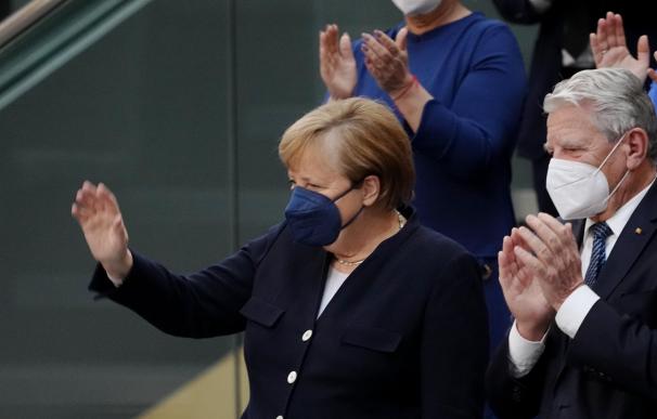 08 December 2021, Berlin: Acting German Chancellor Angela Merkel (L), attends a session of the German Bundestag, where Olaf Scholz will be elected as the new German Chancellor. Photo: Kay Nietfeld/dpa
08/12/2021 ONLY FOR USE IN SPAIN