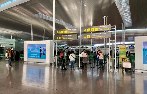 Pasajeros en el Aeropuerto de Barcelona-El Prat el 3 de diciembre. EUROPA PRESS 03/12/2021