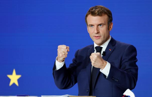 El presidente francés Emmanuel Macron pronuncia un discurso durante una rueda de prensa sobre la asunción de Francia a la presidencia de la UE, en París, Francia
