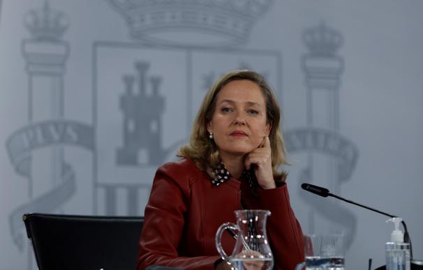 La vicepresidenta primera del Gobierno y ministra de Economía, Nadia Calviño, ofrece una rueda de prensa tras el Consejo de Ministros Extraordinario.