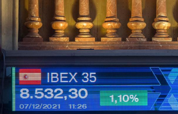 Un panel que marca el Ibex 35, en el Palacio de la Bolsa.
