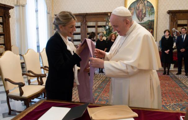 Yolanda Díaz, con el Papa Francisco en el Vaticano.