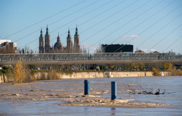 Vista general de la crecida del río Ebro a su paso por Zaragoza