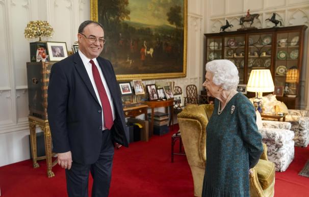 Andrew Bailey, gobernador del Banco de Inglaterra, junto a la Reina Isabel II.