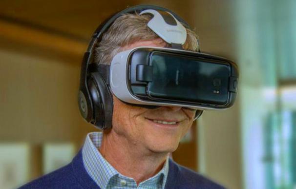 Bill Gates portando unas gafas de realidad virtual.