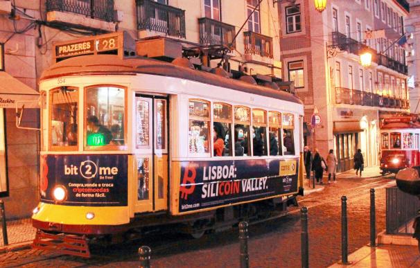 Bit2Me en un tranvía de Lisboa, Portugal