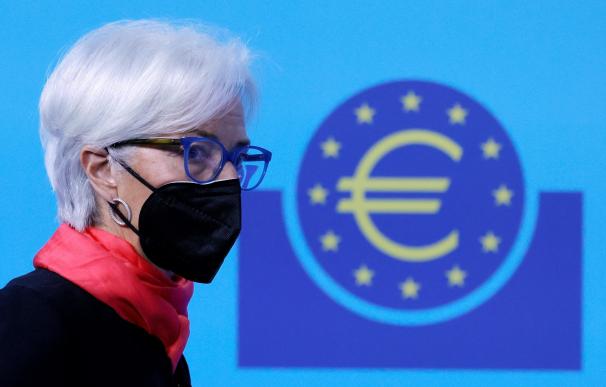 La presidenta del Banco Central Europeo (BCE), Christine Lagarde, habla durante una rueda de prensa tras la reunión del Consejo de Gobierno del Banco Central Europeo en Fráncfort del Meno, Alemania, el 16 de diciembre de 2021.