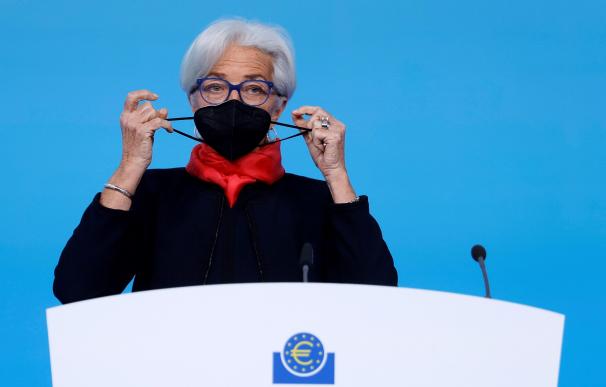 La presidenta del Banco Central Europeo (BCE), Christine Lagarde, llega para una rueda de prensa tras la reunión del Consejo de Gobierno del Banco Central Europeo en Fráncfort del Meno, Alemania, el 16 de diciembre de 2021.