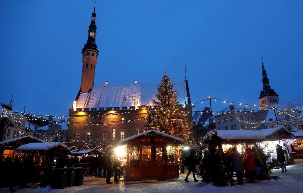 Mercado navideño en la plaza del ayuntamiento de Tallin, en medio de la plaza se puede ver el árbol de Navidad más hermoso de la ciudad.