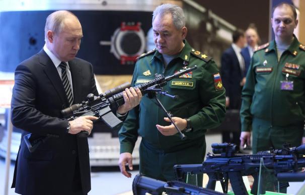 El presidente ruso, Vladimir Putin, junto al ministro de Defensa, Sergeu Shoigu, en su reunión de la semana pasada.