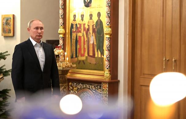 El presidente ruso Vladimir Putin asiste a la misa de Navidad ortodoxa en la Iglesia del Salvador de la Imagen Milagrosa, en la residencia estatal de Novo-Ogaryovo en las afueras de Moscú, Rusia.
