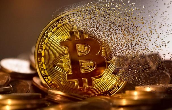 El bitcoin registra una caída de más del 50% desde su máximo en noviembre.