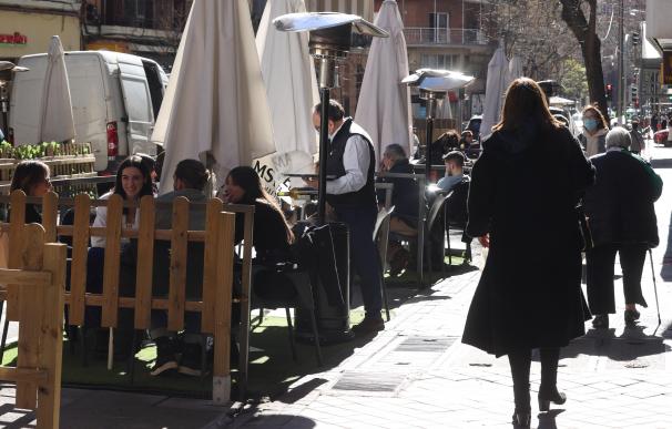 Las llamadas "terrazas covid", nuevas o ampliadas, avaladas por muchos ayuntamientos para salvar a bares y restaurantes del cierre al que les abocaban las restricciones anticovid, se mantienen todavía, aunque con condiciones, en ciudades de más de media España, entre ellas Madrid y Barcelona, pese a las quejas vecinales. En la imagen, varias personas en la terraza de un restaurante de Madrid. EFE/Kiko Huesca