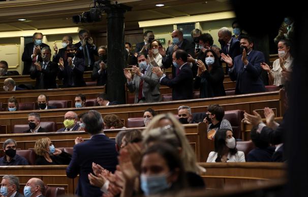 Los diputados del PP aplauden al principio tras decir la presidenta de la cámara, Meritxell Batet, que quedaba derogada la ley de la reforma laboral, aunque finalmente el pleno del Congreso de los Diputados votó a favor de la convalidación de la misma, este jueves en Madrid. EFE/Kiko Huesca