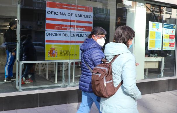 Dos mujeres pasan por delante de una Oficina de Empleo, a 2 de febrero de 2022, en Madrid (España). El número de parados registrados en las oficinas del Servicio Público de Empleo Estatal (SEPE) sube en 17.173 personas en enero (+0,5%), su menor repunte en este mes desde 1998. Esta subida pone fin a nueve meses consecutivos de descensos del paro y deja la cifra total de desempleados en 3.123.078 personas. 02 FEBRERO 2022;PARO;ENERO;SERVICIO PUBLICO;SEPE Marta Fernández / Europa Press 02/2/2022
