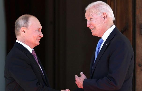Putin y Biden bromean durante su último encuentro en Suiza en 2021.
