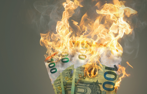 Billetes de euro ardiendo