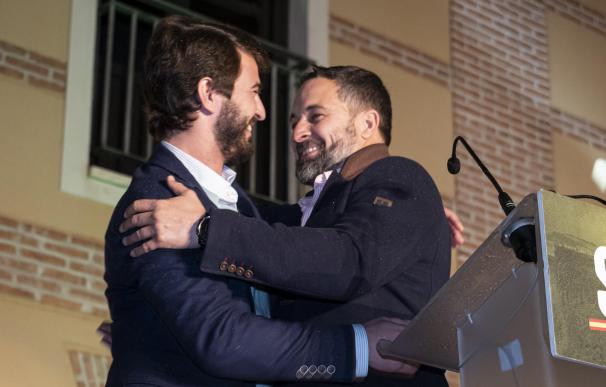 El candidato de Vox a la Presidencia de la Junta, Juan García-Gallardo, y el presidente nacional de Vox, Santiago Abascal, se abrazan en la noche electoral en Valladolid, Castilla y León. CLAUDIA ALBA/PHOTOGENIC - EUROPA PRESS 13/2/2022