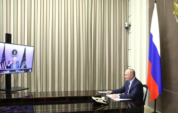 Biden saluda a Putin a través de videoconferencia en diciembre.