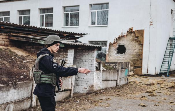 Un policía da instrucciones frente a una guardería donde hoy ha impactado un proyectil, a 17 de febrero de 2022, en Stanitsa Luganska, Oblast de Lugansk (Ucrania). Esta mañana se ha producido un bombardeo desde la República de Lugansk al lado ucraniano, en el pueblo de Stanitsa Luganska. Uno de estos proyectiles ha impactado en esta guardería. El departamento de prensa del Centro de Operaciones de las Fuerzas Conjuntas del Ejército ucraniano ha difundido una nota asegurando que “las tropas rusas han atacado con artillería pesada la localidad de Stanitsa Luganska”, situada junto a la 'línea de contacto' o de separación de las partes contendientes y a escasos kilómetros de la frontera con Rusia. En la misma información se sostiene que “los proyectiles impactaron contra el edificio de una guardería infantil y dejaron la mitad del pueblo sin electricidad”. Sus declaraciones llegan a la vez que el Alto Representante de Exteriores de la UE, Josep Borrell, ha comunicado que los ataques han comenzado en esa misma región. 17 FEBRERO 2022;UCRANIA;STANITSA LUGANSKA;PROYECTIL;GUARDERÍA Diego Herrera / Europa Press 17/2/2022