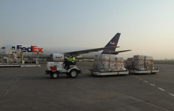 28 May 2020, Mexico, Toluca: Workers unload the shipment of US medical supplies from a FedEx aircraft which arrived at Toluca International Airport to combat coronavirus pandemic. Photo: Gustavo Durán/NOTIMEX/dpa (Foto de ARCHIVO) 28/5/2020 ONLY FOR USE IN SPAIN