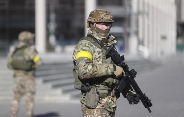 Un soldado ucraniano en Maidan Nezalezhnost (Plaza de la Independencia) en Kiev, Ucrania, el 28 de febrero de 2022.