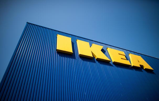 FILED - 17 April 2020, North Rhine-Westphalia, Cologne: The lettering IKEA can be seen on the facade of a furniture store. Big Box furniture retail chain IKEA has decided to cut sick pay for workers who have not received a coronavirus vaccine jab yet and have to isolate because they were exposed to the virus and have tested positive. Photo: Federico Gambarini/dpa (Foto de ARCHIVO) 17/4/2020 ONLY FOR USE IN SPAIN