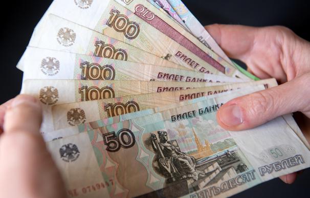 El rublo se ha derrumbado un 45% en solo 11 días de guerra.