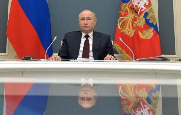 Vladimir Putin, solo en el Kremlin.