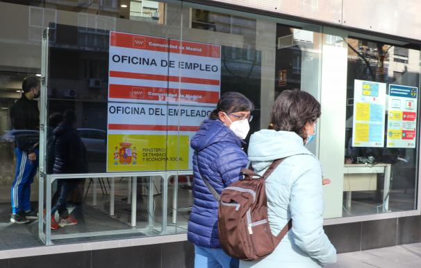 Dos mujeres pasan por delante de una Oficina de Empleo, a 2 de febrero de 2022, en Madrid (España). El número de parados registrados en las oficinas del Servicio Público de Empleo Estatal (SEPE) sube en 17.173 personas en enero (+0,5%), su menor repunte en este mes desde 1998. Esta subida pone fin a nueve meses consecutivos de descensos del paro y deja la cifra total de desempleados en 3.123.078 personas. 02 FEBRERO 2022;PARO;ENERO;SERVICIO PUBLICO;SEPE Marta Fernández / Europa Press (Foto de ARCHIVO) 02/2/2022
