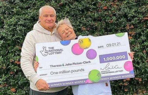 Theresa Picton-Clark y su marido John recibiendo el cheque de la lotería.
