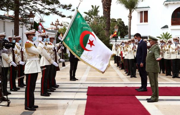 El presidente del Gobierno, Pedro Sánchez (2d), momentos antes de mantener un encuentro con el primer ministro de la República Argelina Democrática y Popular, Abdelaziz Djerad.