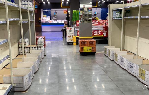 Un supermercado con los estantes vacíos en la Comunidad de Madrid