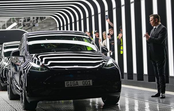 Elon Musk inaugura la fábrica de Tesla en Berlín con la presencia de Olaf Scholz.